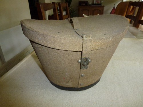 Ancienne boite chapeau - boite, a