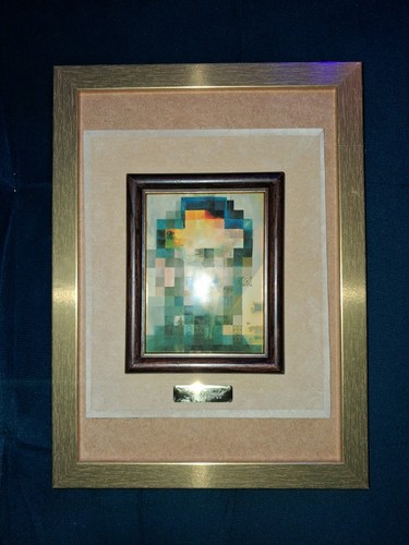 Portrait gala regardant - de,