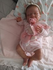 joli bébé reborn souriante