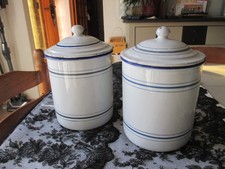 deux anciennes boites rondes