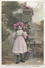 CP PETITE FILLE COIFFEE DE ROSES AVEC ENVELOPPE PRES BOITE A LETTRES