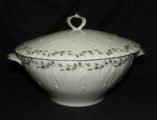 PORCELAINE DE LIMOGES JAMMET SEIGNOLLES "FORME VENUS" : Soupière (fleurs OR)