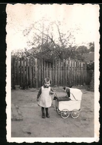 Photographie fille jouant avec