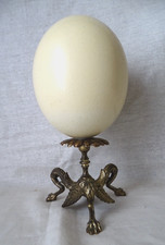 Objet de curiosités , oeuf d' autruche sur pieds tripodes  en bronze