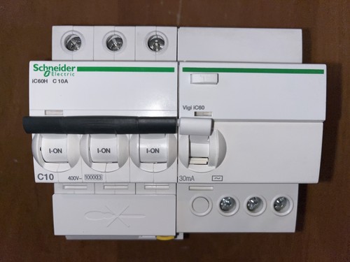 Disjoncteur triphase a9f87310 - disjoncteur,