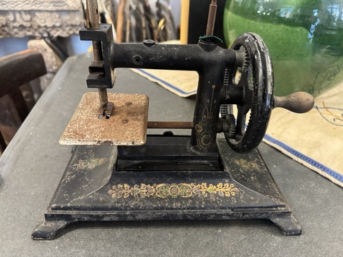 Petite machine coudre - petite,