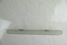 Étagère en verre avec bords