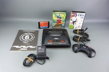 Console SEGA MEGADRIVE II, 1 manette et 8 jeux, full origine, fonctionne bien.