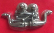 POIGNÉE DE TIROIR A BASCULE AVEC VISSERIE . ORNEMENT EN BRONZE . MEUBLE RUSTIQUE