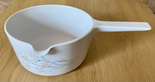 Casserole blanche avec fleurs - avec,