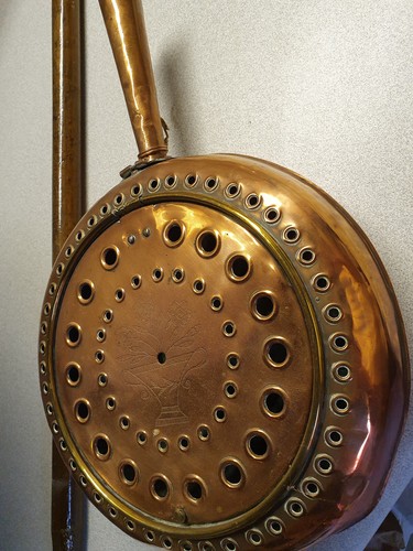 Ancienne bassinoire - ,