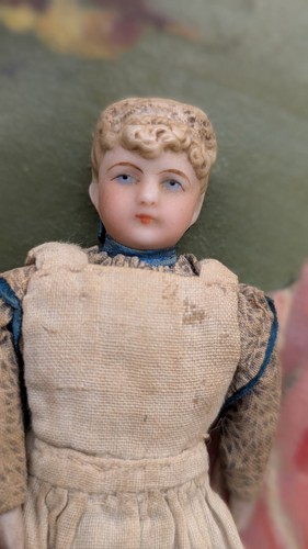Poupée ancienne pour maison