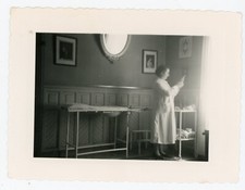 1955 SNAPSHOT Amateur PHOTO, NURSE Indoor Nurse Doctor Vial
