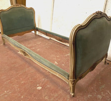 Banquette lit de repos en bois laqué et doré recouvrement velours . XX siècle .