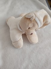 Doudou petit ours allongé