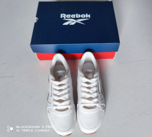Chaussures miniatures baskets - chaussures,