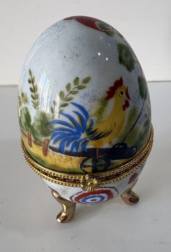 Oeuf porcelaine sur pieds - en,