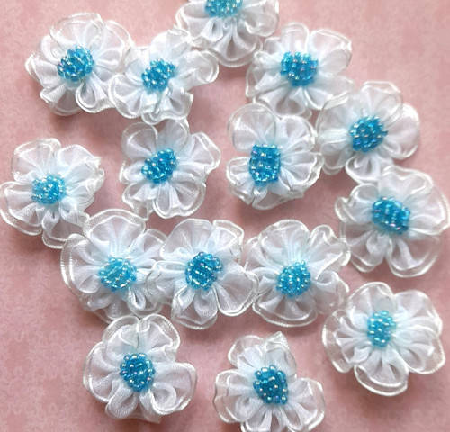 Fleurs bleues ciel organza - en,