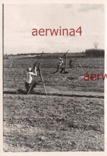 soldats nus avec trépied