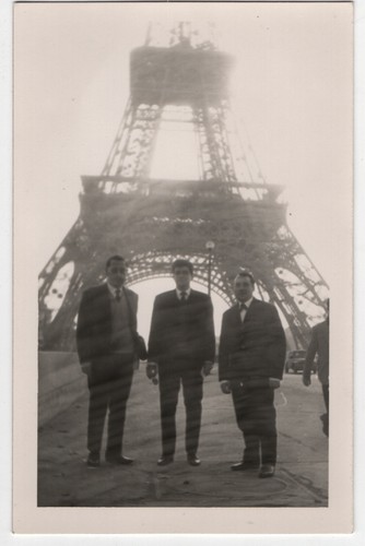 Photo anonyme strange eiffel - photo,