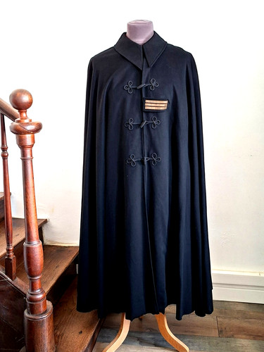 Une cape militaire officier - une,