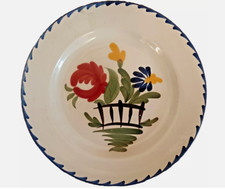 Assiette plate Saint Clément panier fleuri peint à la main.