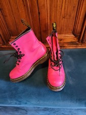 Une paire de Doc Martens Roses