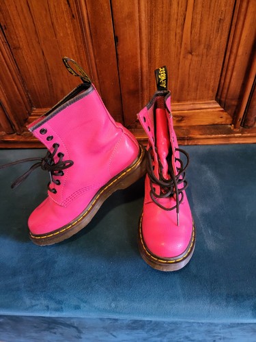 Une paire doc martens - une,