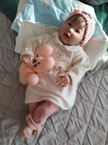 Souriante bébé reborn - souriante,