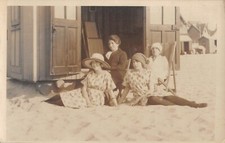 CPA SUR LA PLAGE CARTE PHOTO