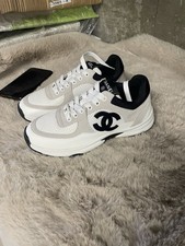 Paire de chaussures Chanel