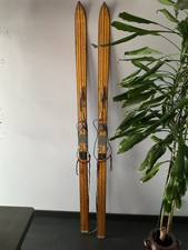 Anciens skis en