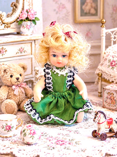 Petite poupée miniature