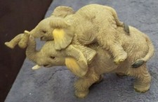 Vache éléphant déco avec enfant - Résine synthétique - Hauteur 10 cm - Largeur 14 cm - Profondeur 7 cm