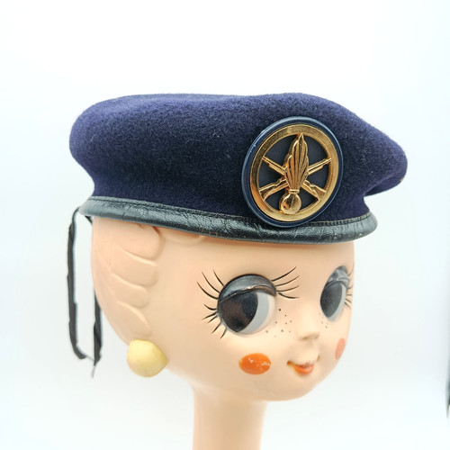 Beret bleu sombre insigne - +,