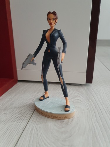 Figurine atlas tomb - raider,
