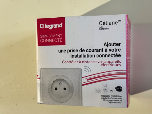 Prise courant connectée - courant,