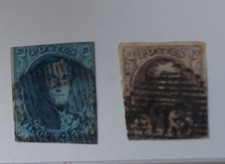 1 petit classeur rouge Timbres