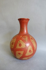 Ancienne poterie ethnique en terre cuite peinte