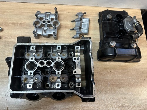 Une culasse moteur moto - une,
