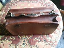  Ancien sac " diligence, valise " en Cuir, avec sa clé. 