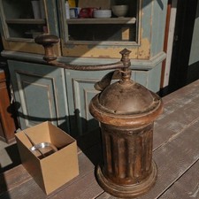 Ancien moulin à café en bois