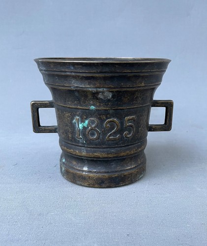 Mortier bronze daté 1825 - daté,