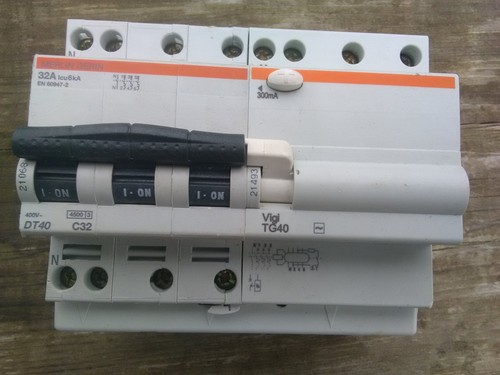 Disjoncteur différentiel c32 - disjoncteur,