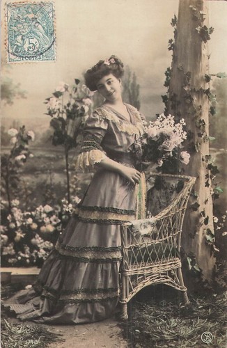 Femme elegante fleurs - cp,