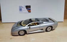 MAISTO 1/18. VOITURE JAGUAR XJ