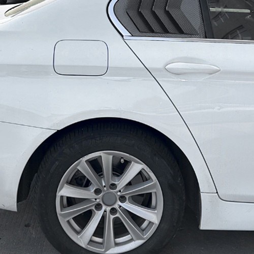 Voiture vitre arrière - arrière, volets