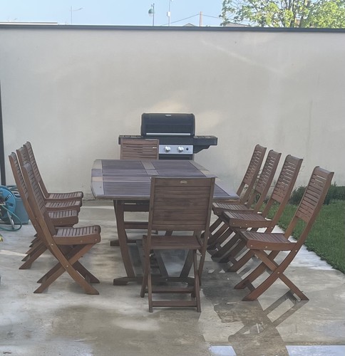 Une table ses chaises de - une,