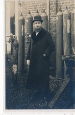 LOOS(?) : man in front of gas cylinder (?) - very good condition