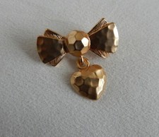 BROCHE   NOEUD COEUR COULEUR OR TBE  SIGNE AURIEGE